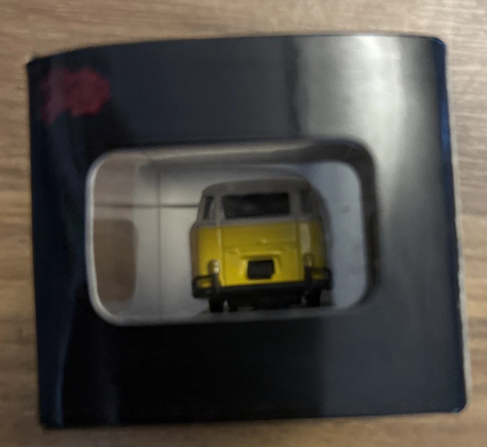 Malibu International - Yellow/White VW Bus T1 Samba - 1:87 Scale - Image 3 of 4