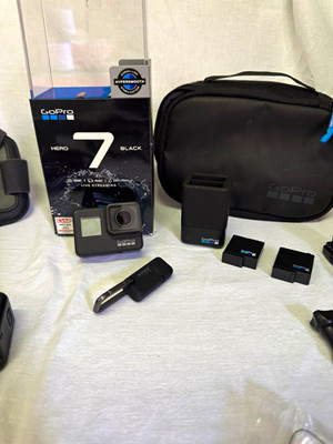 GoPro HERO7 Black Actionkamera Set mit Zubehörpaket, Tasche, Stativ, Akkus & SDs