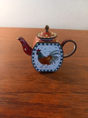 Trade+Aid handbemalte Miniatur Emaille Teekanne Nr. 10 UK, Hahn, rot