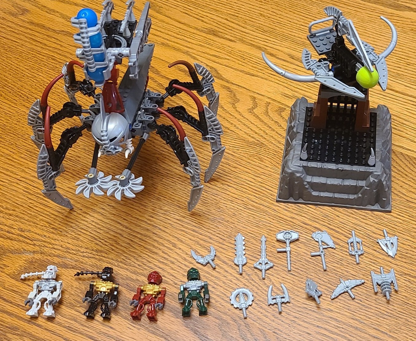 LEGO BIONICLE Piraka Outpost 8892 RETIRED W/ Free 4th Issue DC Lego Comic 