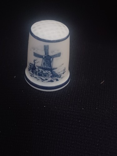 Royal Mosa Porcelian Thimble - Picture 4 of 6