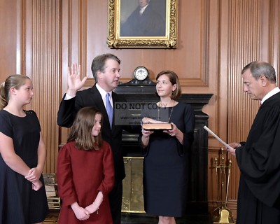 BRETT KAVANAUGH SWORN-IN AS 114th SUPREME COURT JUSTICE 8X10 PHOTO  (RT233)