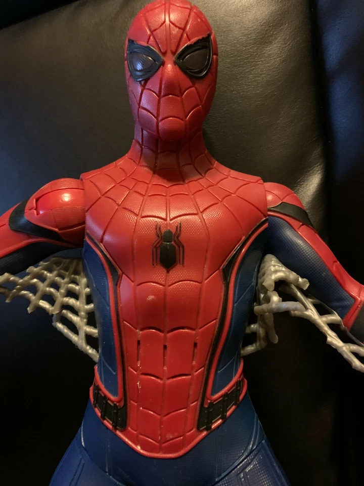 Figura de plástico Marvel Spiderman de 15" con redes bajo los brazos Hasbro 2017 Foto 2 de 4