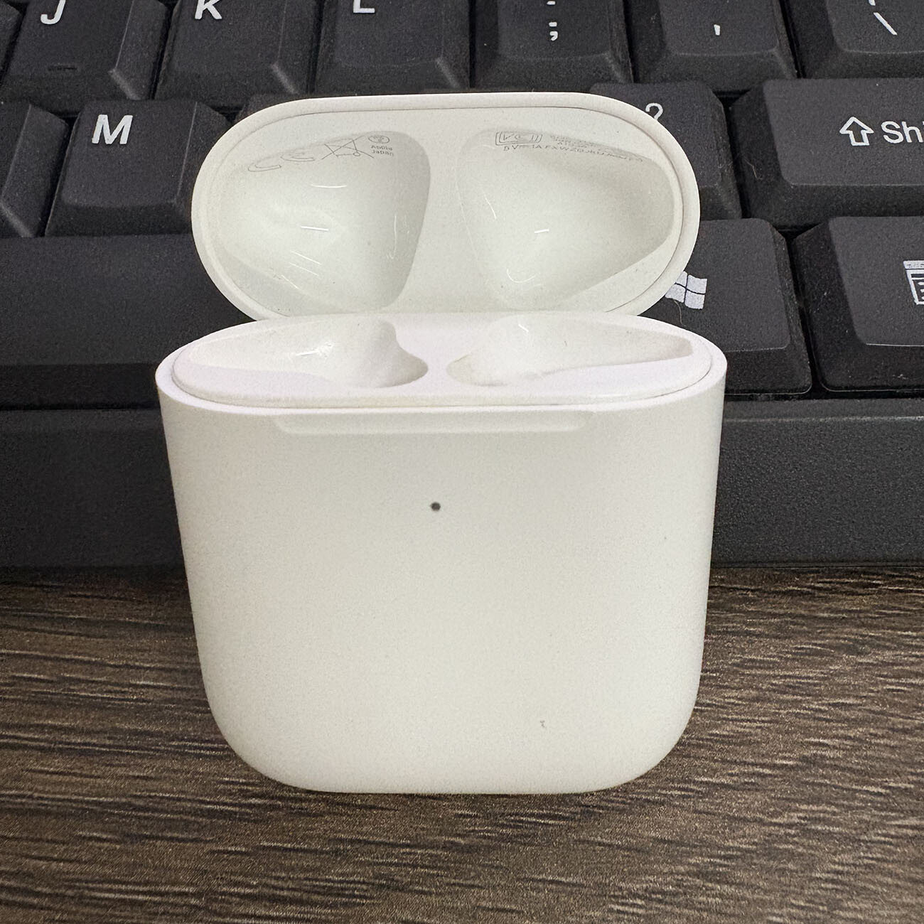AirPods 2nd Gen Generation Earbud Earphone - ONLY Left or Right or Charging Case-image