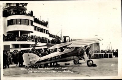 CPA Lyon Rhône, Port Aerien de Bron, Les Tribunes pendant un Meeting - 4708180