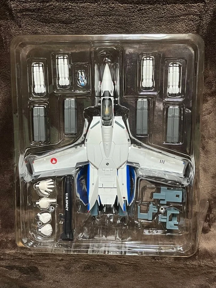 Macross VF-1A Valkyrie Maximilian Jenius TV Version 1/60 Yamato Action Figure - Image 3 of 4