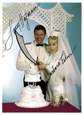LARRY HAGMAN & BARBARA EDEN - Original handsignierte Autogramme auf Foto (1995)