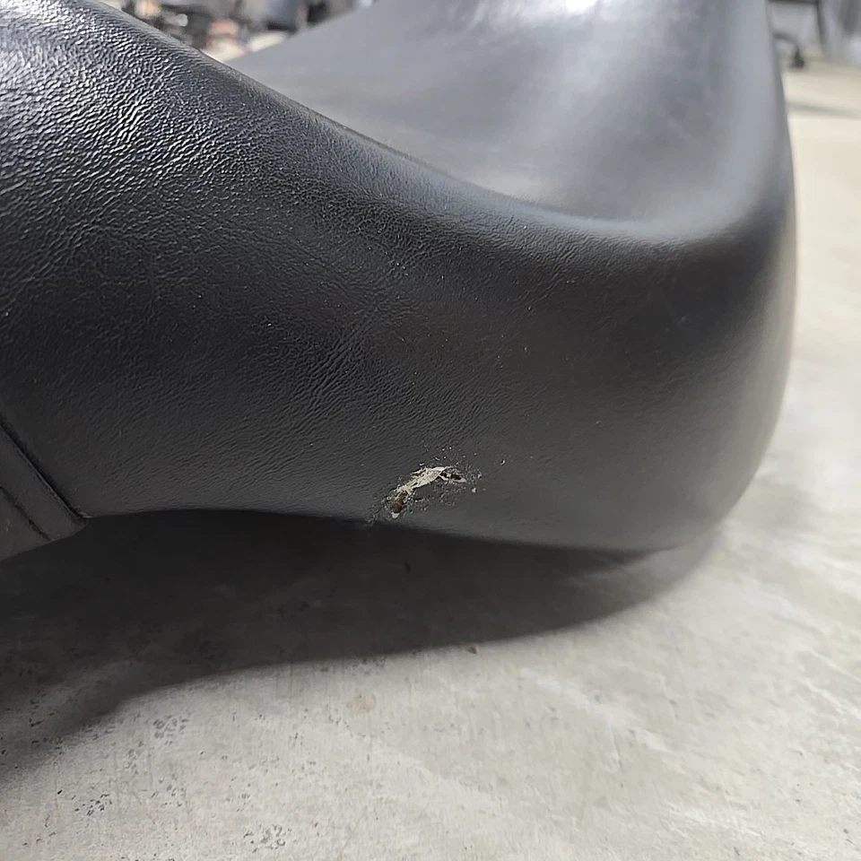 2000-2007 Honda Shadow Sabre 1100 VT1100C2 VT1100 OEM Seat Assembly - Image 2 of 4