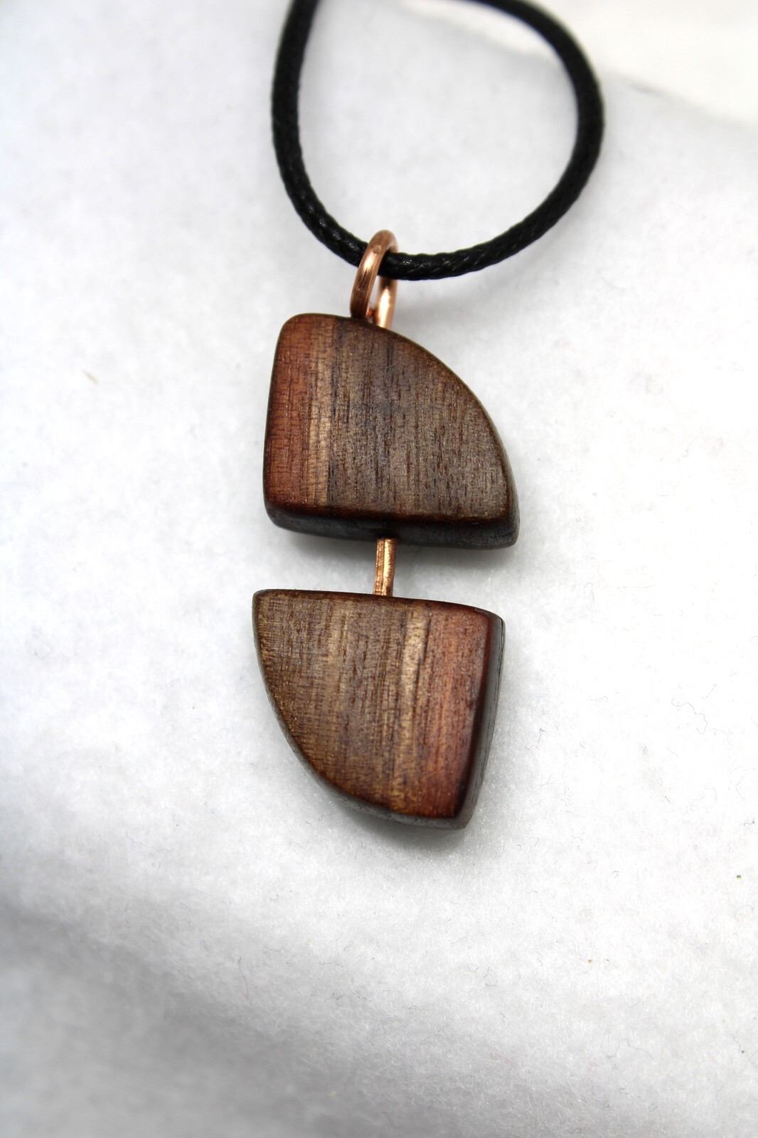 Pendentif CAOBA le bijou artisanal en bois massif idéal pour offrir
