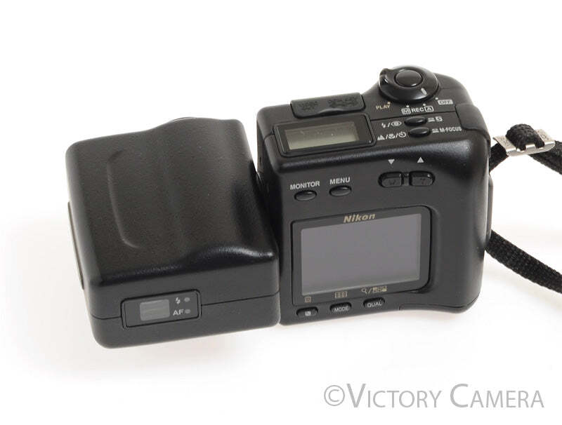 Nikon CoolPix 950 2.1MP Swivel Head Digital Camera Digicam [EXC