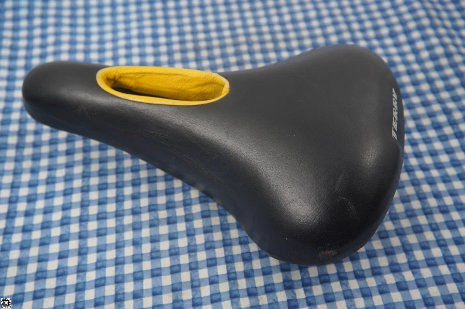 Asiento de sillín de bicicleta Terry Liberator para mujer Selle Italia ancho acolchado amarillo negro Foto 3 de 4