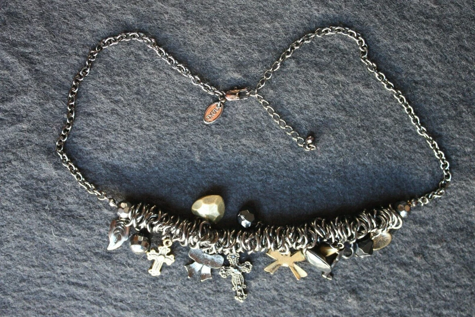 SIGUIENTE COLLAR ESTILO 'GÓTICO' NEGRO con Cruces, Arcos, Corazones y Cuentas de Latón Foto 3 de 4