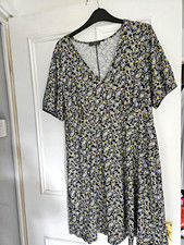 Papaya Women’s Size 14 Black Floral V-Neck Fit & Flare Knee Dress