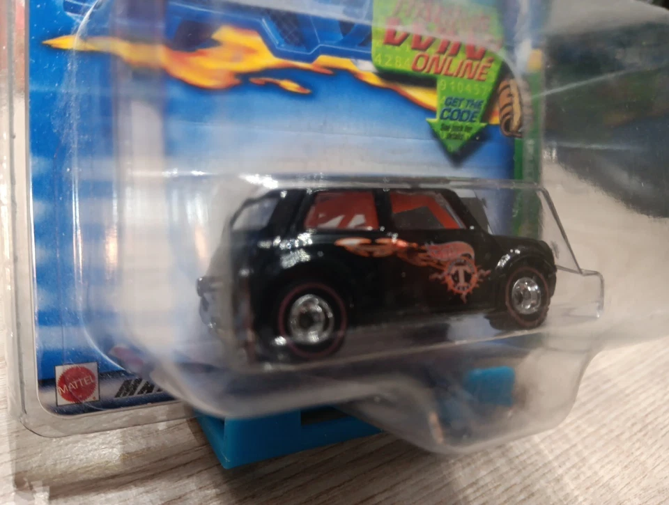Hot Wheels 2002 Treasure Hunt Mini Cooper w/ protector - Image 3 of 4