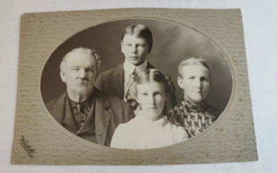 Vintage Cabinet Card Tabe Packal Family by Veatch in Cedar Falls, Iowa
