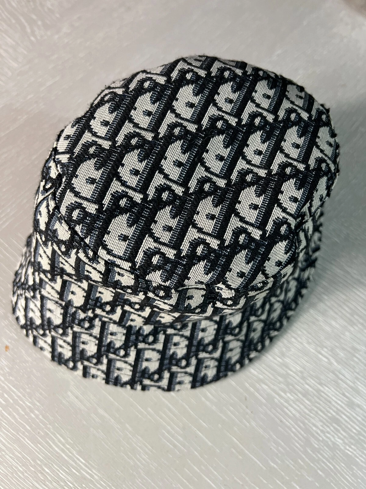 Rare chapeau de seau monogramme Christian Dior   Réversible