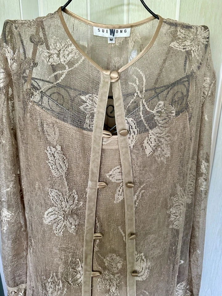 Vestido De Colección SUE Wong con Cárdigan Talla M Raro Floral Malla Rosa Borde. Correas tostadas/doradas Foto 3 de 4