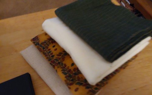 BEAUTIFUL FABRIC CHUNKS 4 DIFFERENT PRINTS 3 FLANNELS 1 NATURAL MUSLIN - Picture 2 of 4
