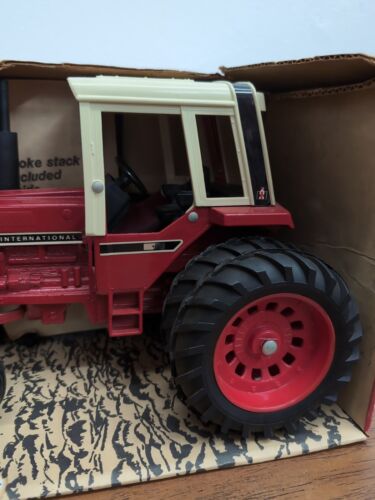 1/16 Ertl Farm Toy International 1586 Tractor With Duals & Cab #3 - Picture 3 of 6