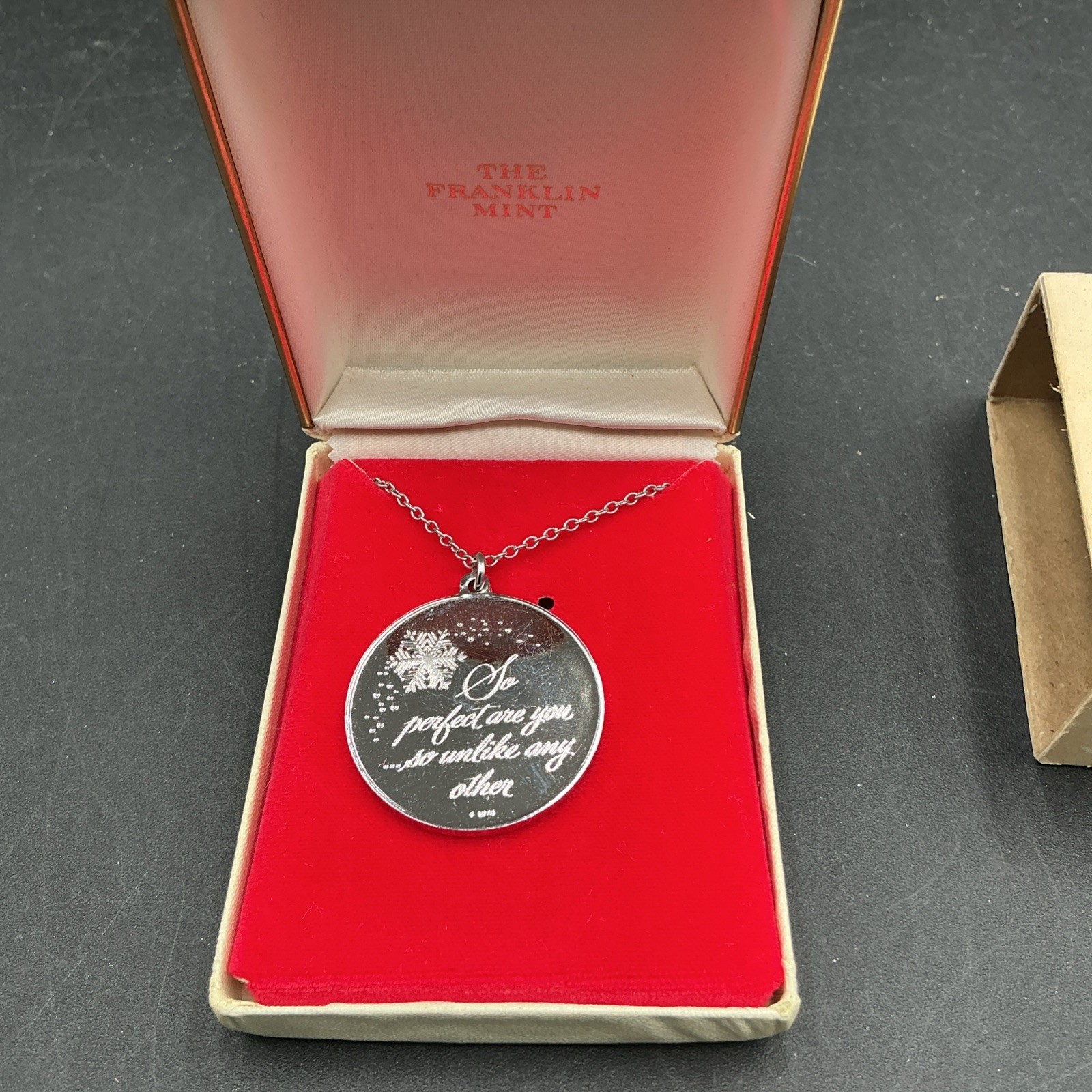 Vintage 1976 Franklin Mint Holiday Pendant Sterling Silver 0416-104