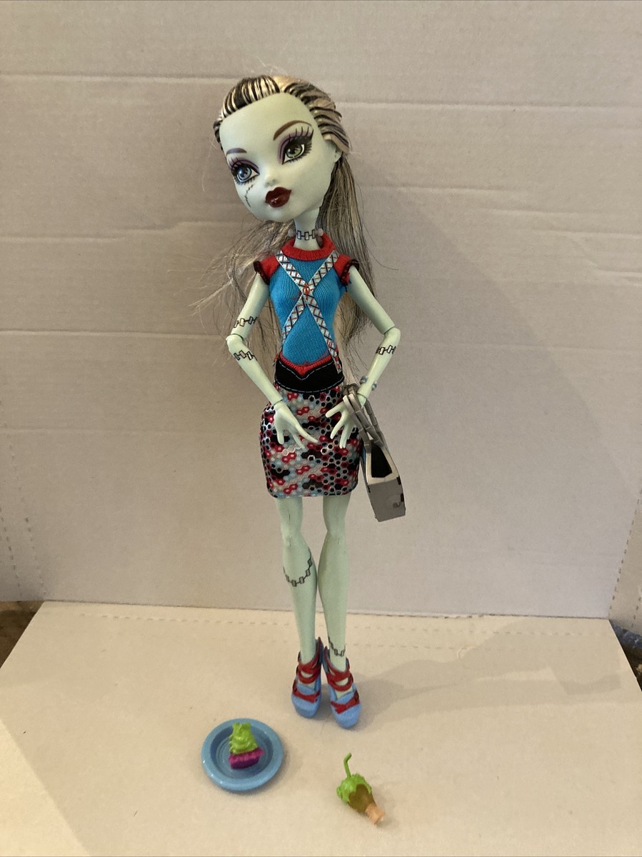 Monster High G1 Frankie Stein Doll w/ Outfit Die-ner with Pie