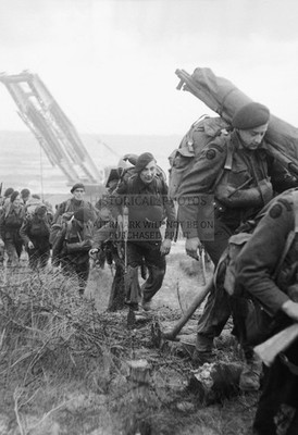ROYAL MARINE COMMANDOS SWORD BEACH NORMANDY D-DAY 1944 13X19 PHOTO