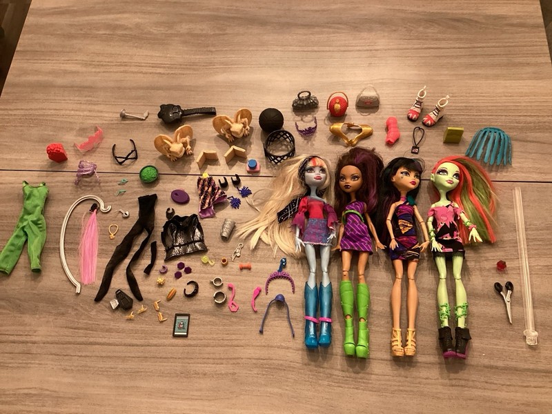 Monster High Doll Lot & Accessories 1st Wave Clawdeen Venus Abbey Cleo Gargoyle 