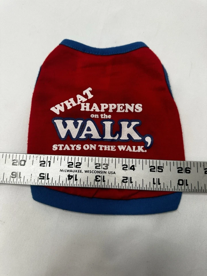 Camiseta sin mangas suéter roja Small Dog “What Happens On Walk” XS 2015 usada Foto 3 de 4