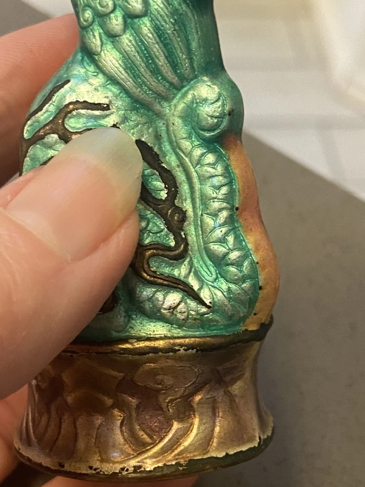 Dragón chino esmalte sobre bronce verde y rosa c. 1930 Foto 4 de 4