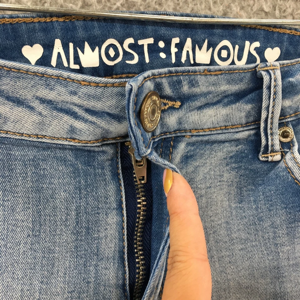 Pantalones de mezclilla Almost Famous Bootcut juveniles 5 azul lavado claro tiro medio desgastados Foto 4 de 4