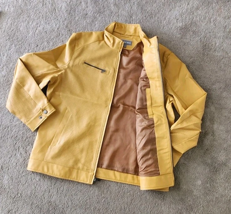 Chaqueta de moto Michael Kors de cuero sintético perforado para hombre color amarillo talla 2XLarge Foto 3 de 4