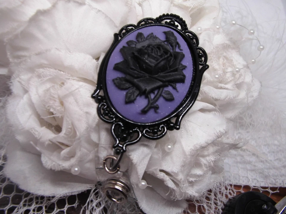 Carrete retráctil porta etiquetas insignia identificación camafeo rockabilly gótico rosa negro púrpura Foto 3 de 4