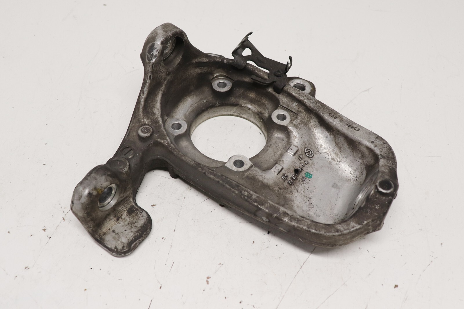 F208112 2004-2008 Maserati Quatroporte M139 Front Knuckle Driver Side OEM