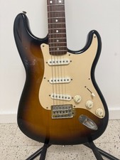 Squier Strat by Fender Affinity Series Electric Guitar Sunburst Made in China
