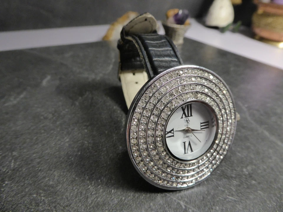 Prachtvolle, mit Strass-Steinchen geschmückte Damen Armbanduhr im Cavadini Stil - Bild 2 von 4