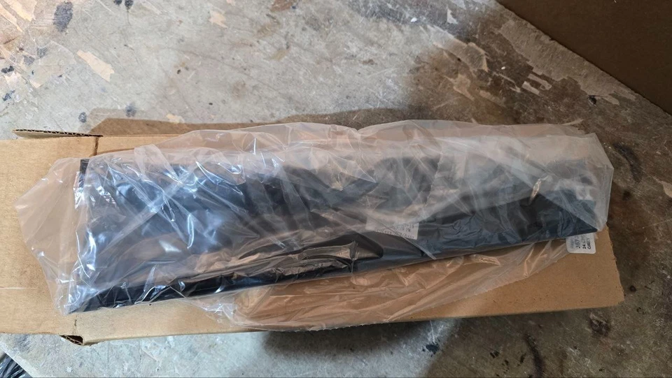 Chevrolet Malibu 2016-2025 OEM puerta trasera izquierda ventana pilar B moldura Foto 2 de 3