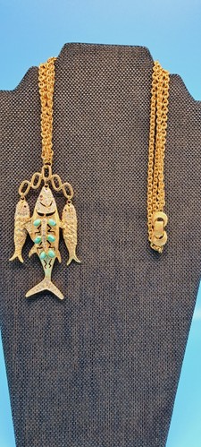 RARE Vintage De Nicola Gold Plated Fish Pendant w/ Jade Cabochons and Ruby Eyes. - Picture 6 of 6