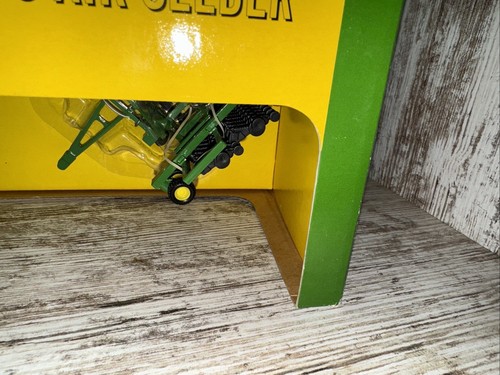 1/64 Scale John Deere 8220 tractor w/1990 CCS Air Seeder Die-cast Ertl - Picture 11 of 13