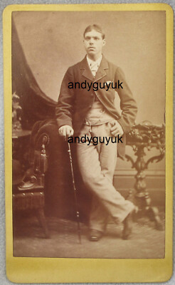 CDV HÜBSCHER ADRETTER MANN POSIERT STOCK GRIFFIN ST HELENS MERSEYSIDE ANTIKES FOTO