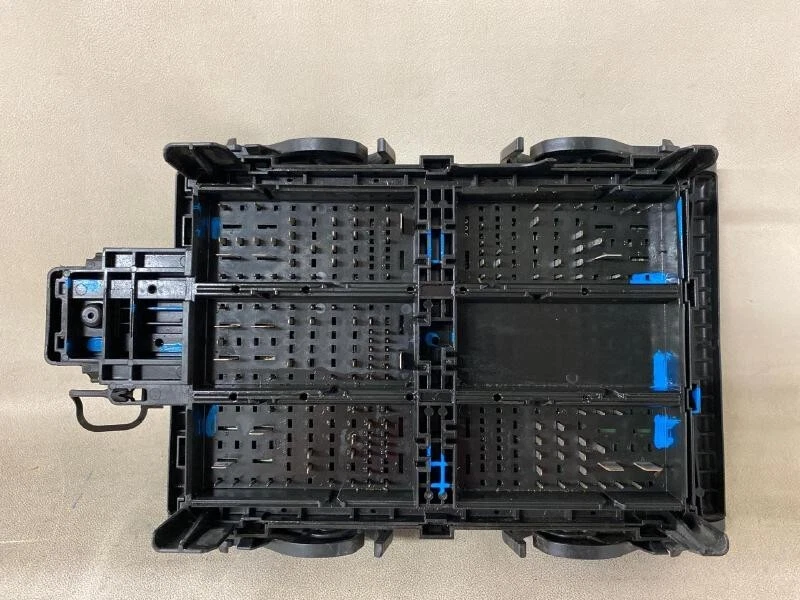 2015-2019 GMC Sierra 2500 3500 Pickup Engine Fuse Box Factory OEM ID 84303174 Foto 4 de 4