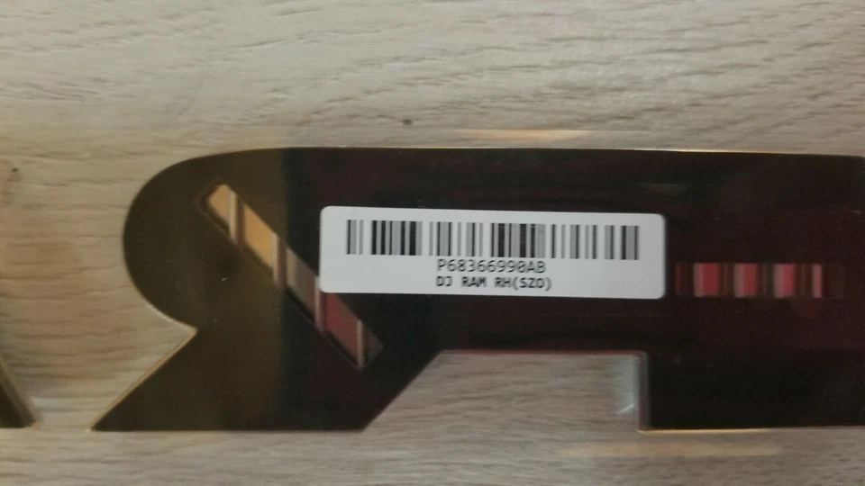 Dodge Ram 2500 3500 4500 5500 2019-2020 placa de identificación emblema puerta delantera Foto 4 de 4