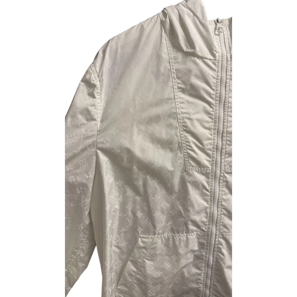 Rompevientos Louis Vuitton Blanco Monograma Largo Medio Nylon Talla 52 Foto 2 de 4