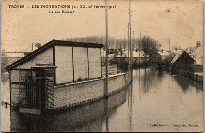 10 TROYES - flood of 1910, la rue brocard