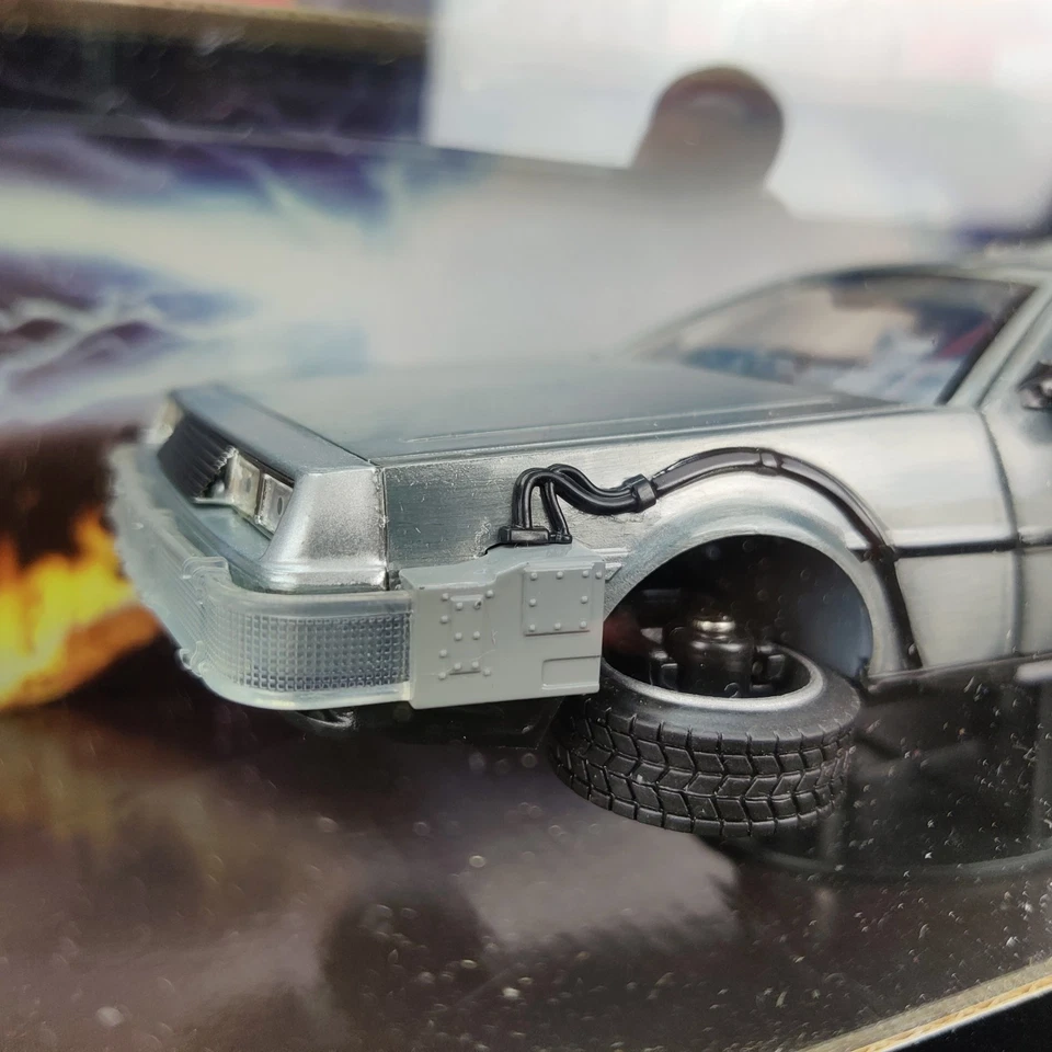 MACCHINA A 2 TEMPI AUTO JADA TOYS DOLOREREAN BACK TO THE FUTURE 1:24 IN SCATOLA - Immagine 3 di 4
