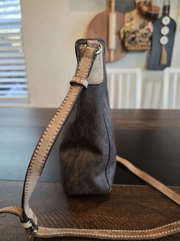 Bolso de mano Michael Kors de cuero marrón con monograma logotipo de firma bandolera Jet Set Foto 4 de 4