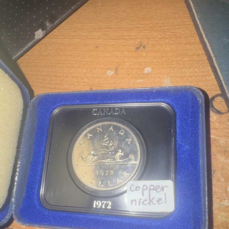 Canada 1972 $1 Dollar Coin Copper-Nickel Composition in Case Holder