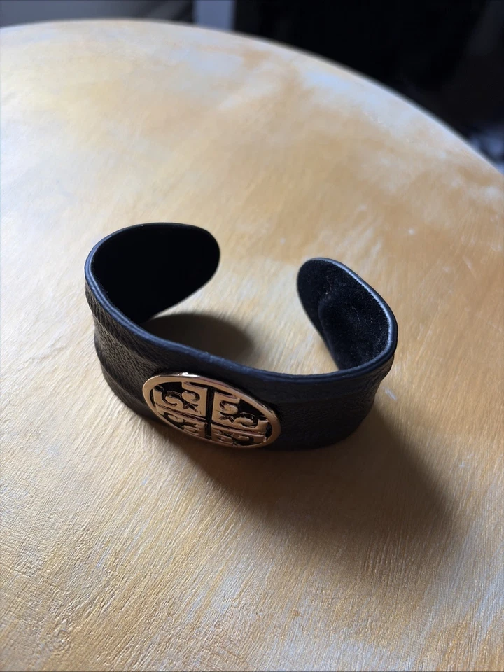 ¡¡Raro!! Brazalete Tory Burch Vintage Cuero Negro Con Medallón Dorado ¡Precioso Usado en Excelente Condición! Foto 3 de 4
