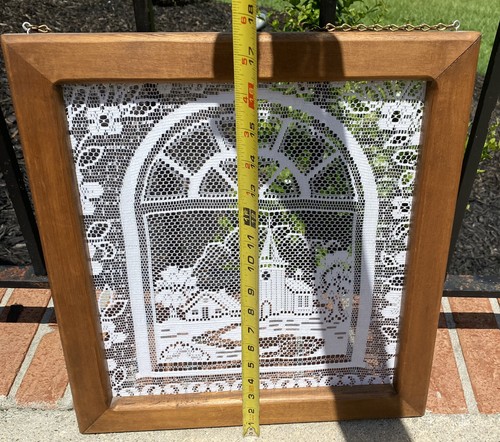 "Grande pizzo vintage all'uncinetto scena chiesa telaio in legno catena sospesa 15,5"" X 17,5""" - Foto 4 di 10