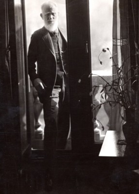 Dramatiker George Bernard Shaw Blick durch das Fenster altes Foto um 1940