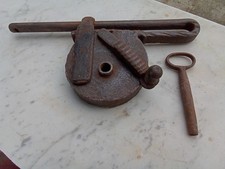 ANTICO,PARTICOLARE E ROBUSTO CATENACCIO , FERRO BATTUTO , CON STRANO FORO CHIAVE